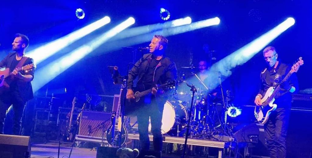 photo indo tribute sur scene en concert