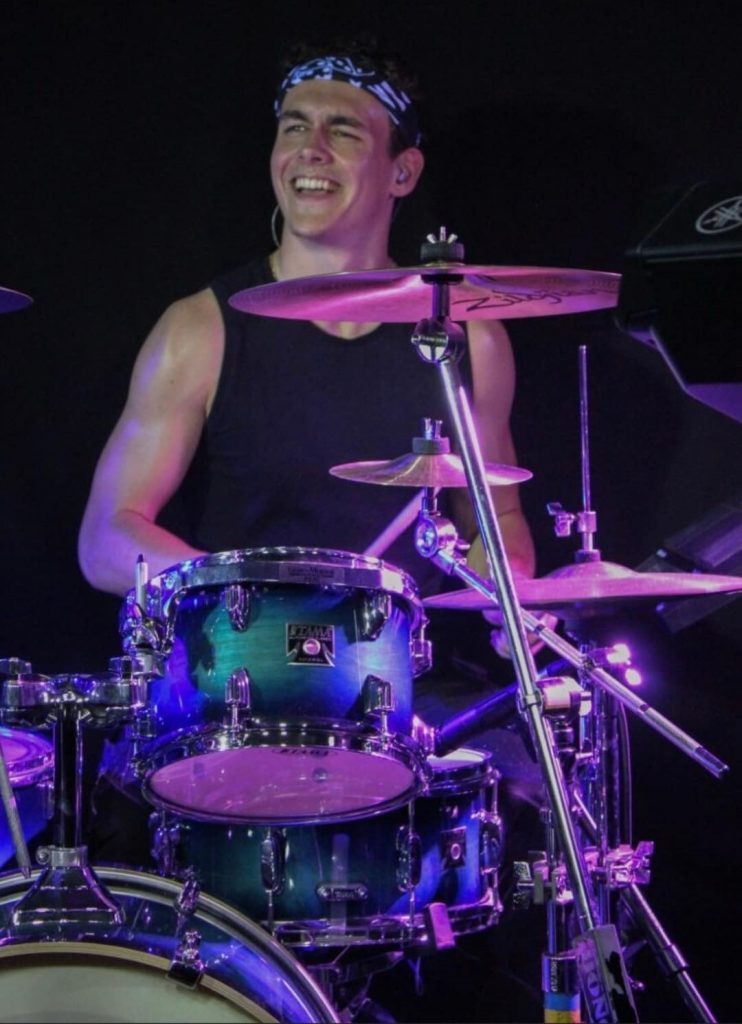 Mattieu le 2e batteur d'indo tribute, le tribute band breton 100% Indochine