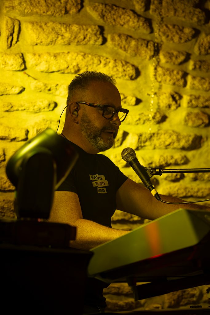 Mickael piano et clavier du groupe indo tribute qui reprend Indochine