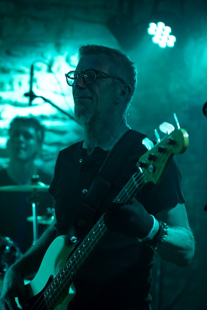 phil good bassiste du groupe Indo Tribute et son gant noir :-)