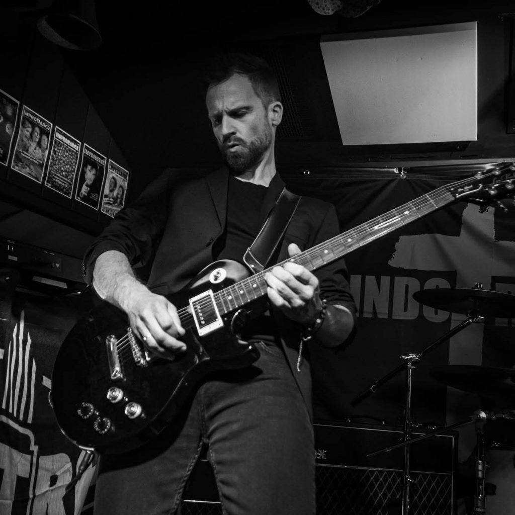 Fabrice guitariste d'indo-tribute, tribute indochine en bretagne